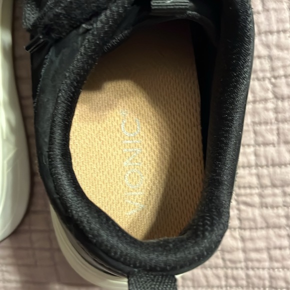 Vionic black tennis shoe Rechelle. Black. 8.5. Dark grey logo - Picture 6 of 9